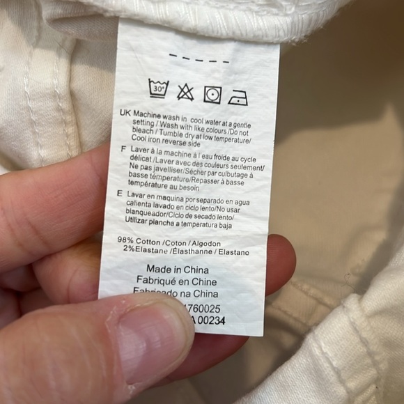 Halston white cuffed Denim Pants size 2. In really good condition! - Picture 7 of 7